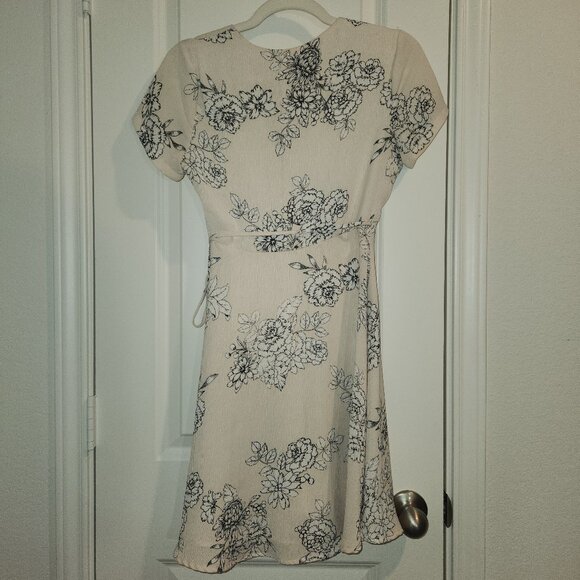 Lush Brand Floral Wrap Dress Sz XS Cream colored - Picture 2 of 12